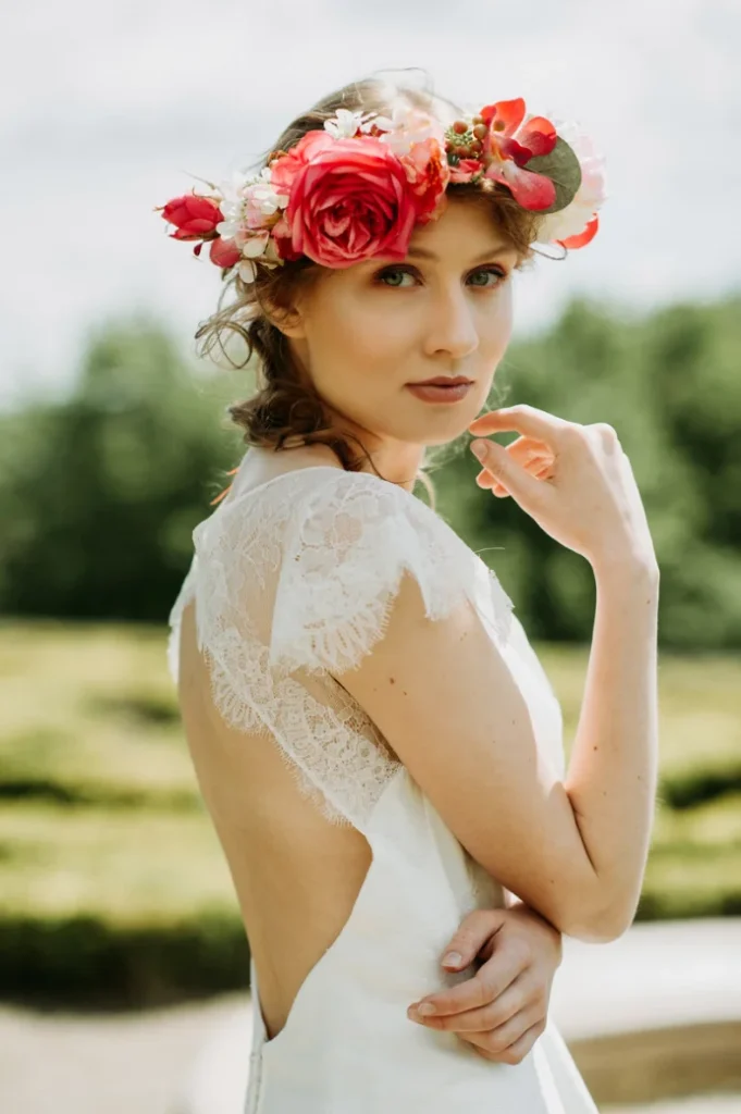 Mariage chateau robe de mariee elegante sirene en dentelle avec couronne de fleur mariage alesandra paris