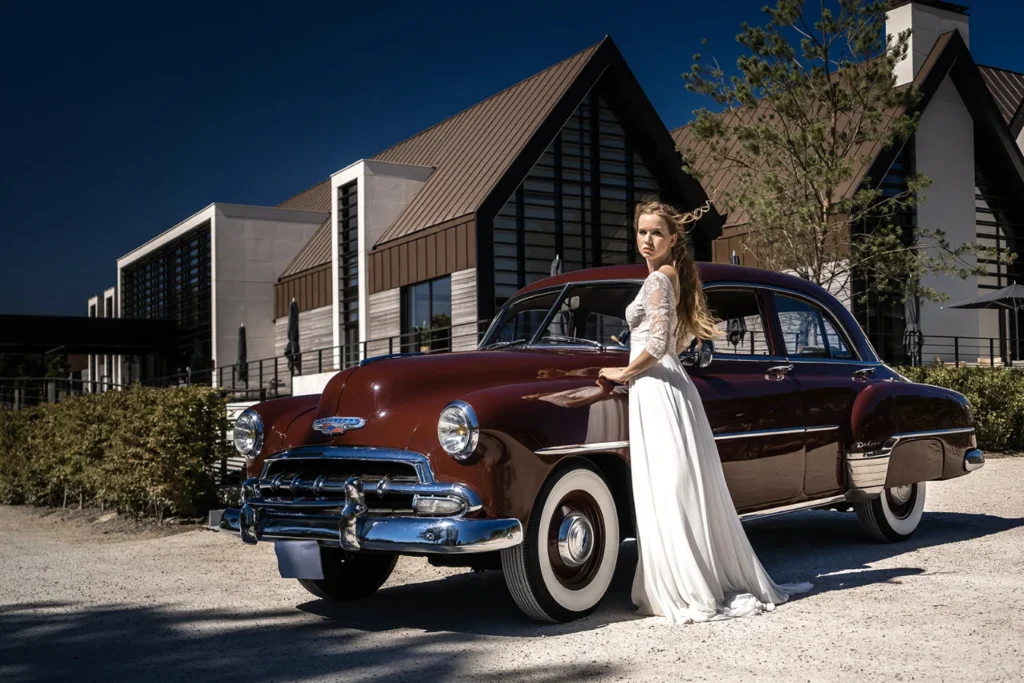 robe de mariée unique et originale sur measure avec voiture vintage pour mariage