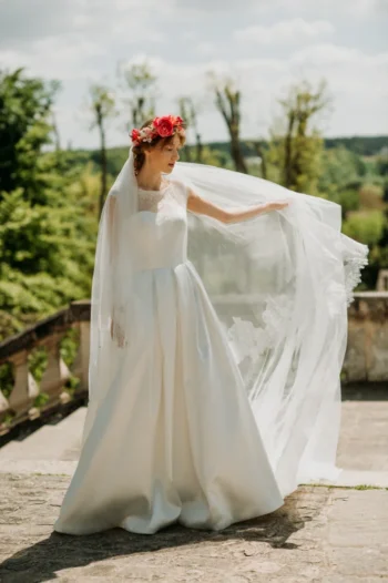 voile cathédrale mariage dentelle avec couronne de fleurs style boheme et romantique acessoires de la mariée