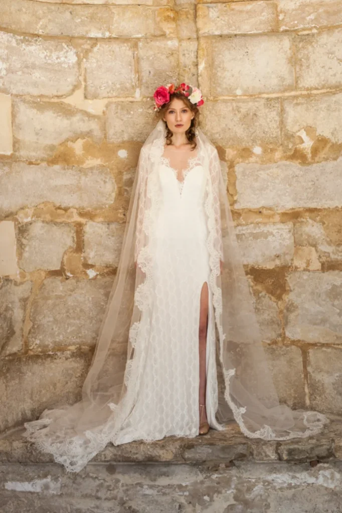 voile mantille espagnole mariage longue avec dentelle et couronne de fleurs style boheme et romantique