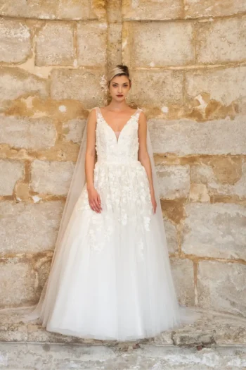 Robe de mariée décolleté plongeant avec dentelle bordé FLEUR Robe de Mariée Alesandra Paris, Créatrice sur Mesure