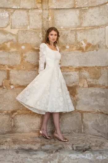 Robe de mariée courte manche longue dentelle INES alesandra paris