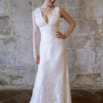 Robe de mariée décolleté V dentelle simple KATE alesandra paris