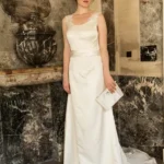 Robe de mariée en satin duchesse de soie simple et élégante dos nu en v traine INGRID Alesandra Paris