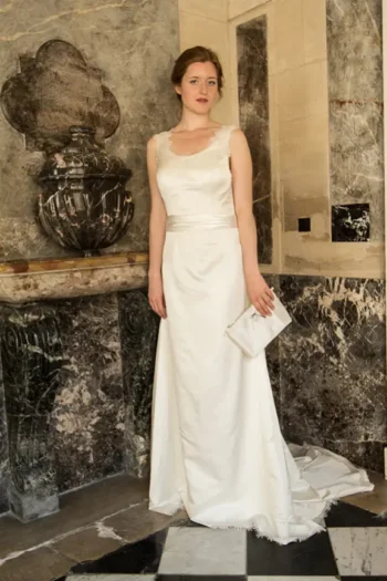 Robe de mariée en satin duchesse de soie simple et élégante dos nu en v traine INGRID Alesandra Paris