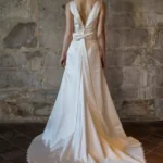 Robe de mariée en satin duchesse de soie simple et élégante dos nu en v traine INGRID Alesandra Paris