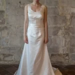 Robe de mariée en satin duchesse de soie simple et élégante dos nu en v traine INGRID Alesandra Paris