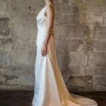 Robe de mariée en satin duchesse de soie simple et élégante dos nu en v traine INGRID Alesandra Paris