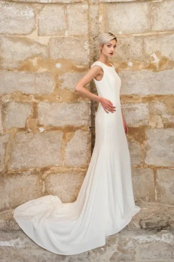 Robe de mariée originale simple et chic en crêpe de soie avec un dos nu Alesandra Paris robe Emilie