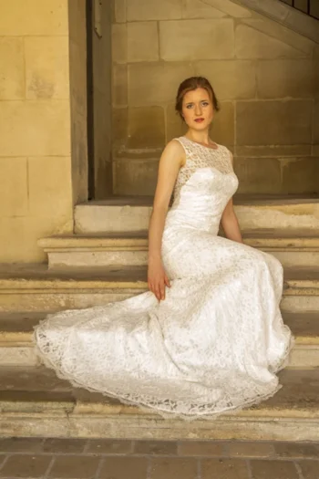 Robe de mariée sirène avec traîne dentelle dos nu transparente Alesandra Paris