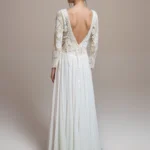 Robe de mariée dos nu bohème fluide dentelle avec manches longues alesandra paris robe SOFIA